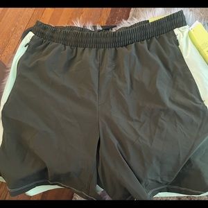 Womans Sz M 7inch Run Shorts Olive Green